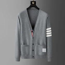 Cardigan de malha de marca de alta qualidade masculino primavera e outono nova tendência clássica listra coreano casual fenda lateral com decote em v camisola casaco