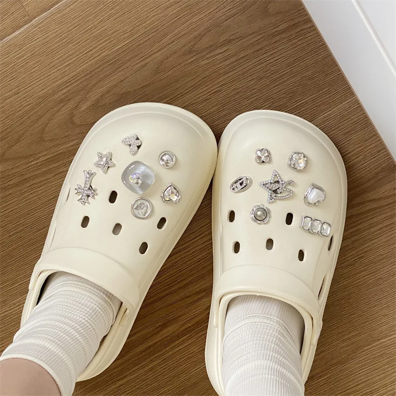 

Galaxy Summer Ice Through Hole Shoes Flower Three dimensional Shoe Buckle High-end Diamond and Pearl Clogs accessories
