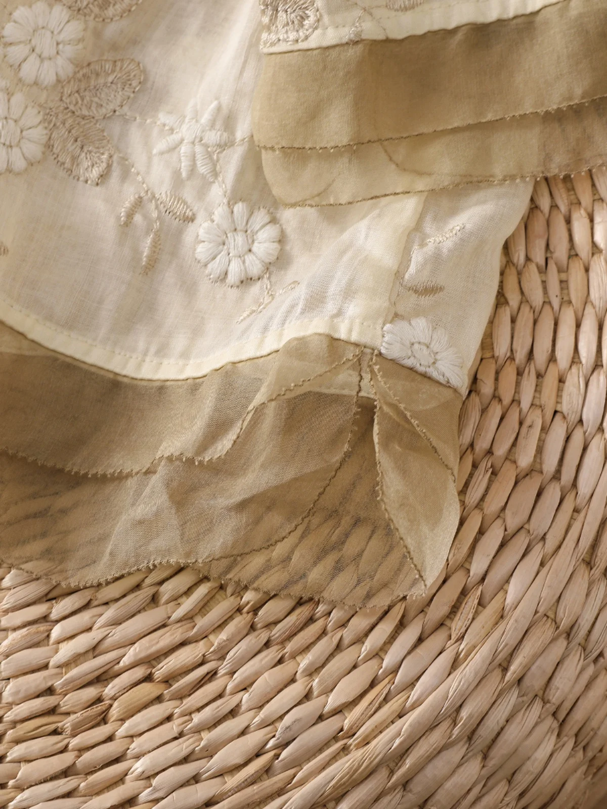 Haut d'été pour femmes, broderie florale artistique rétro, coupe ample, irt avec épissure de dentelle, col montant, Seven Sve