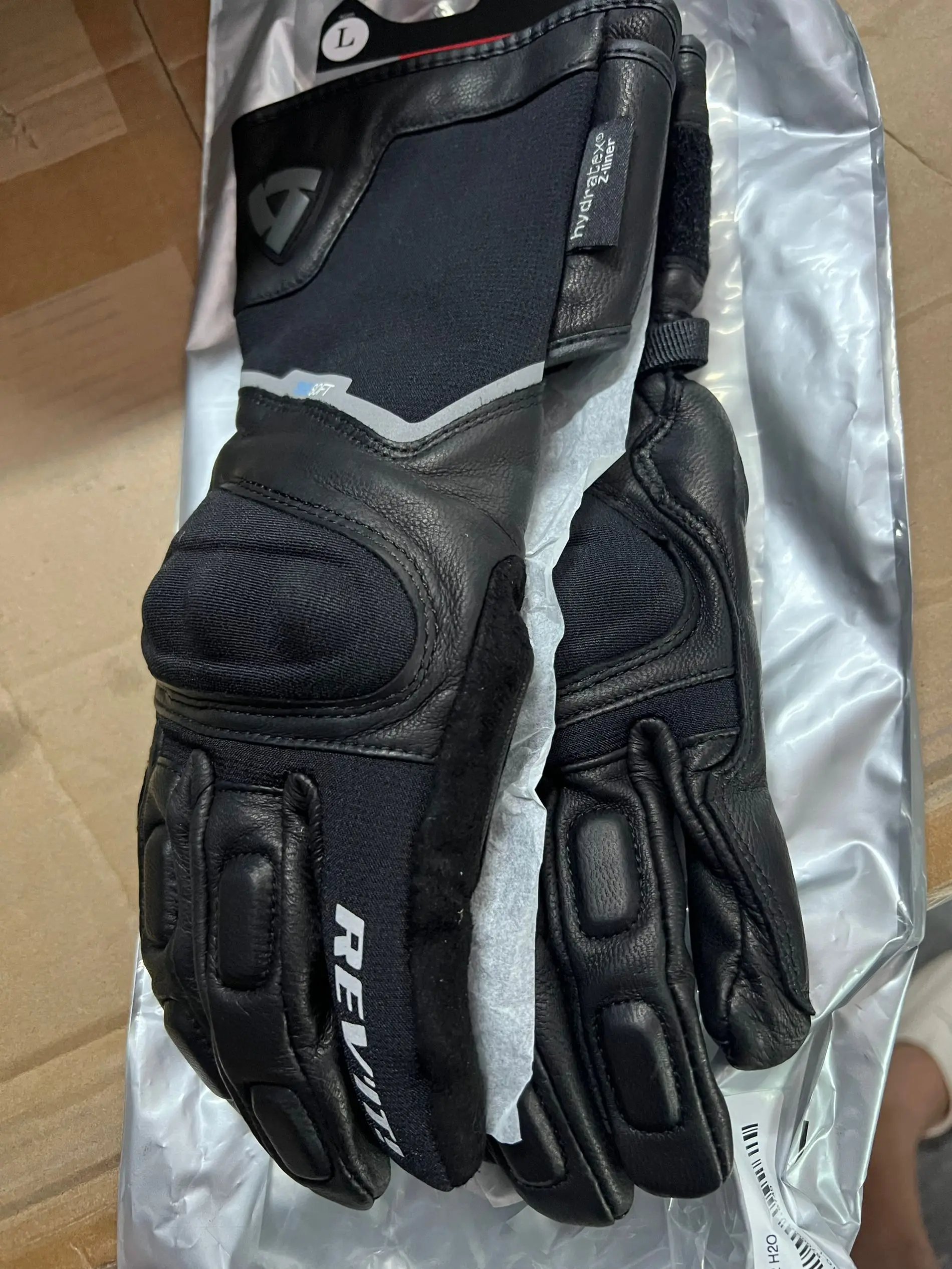 Рисунок 2 - Перчатки Revit Summit 2 H2O