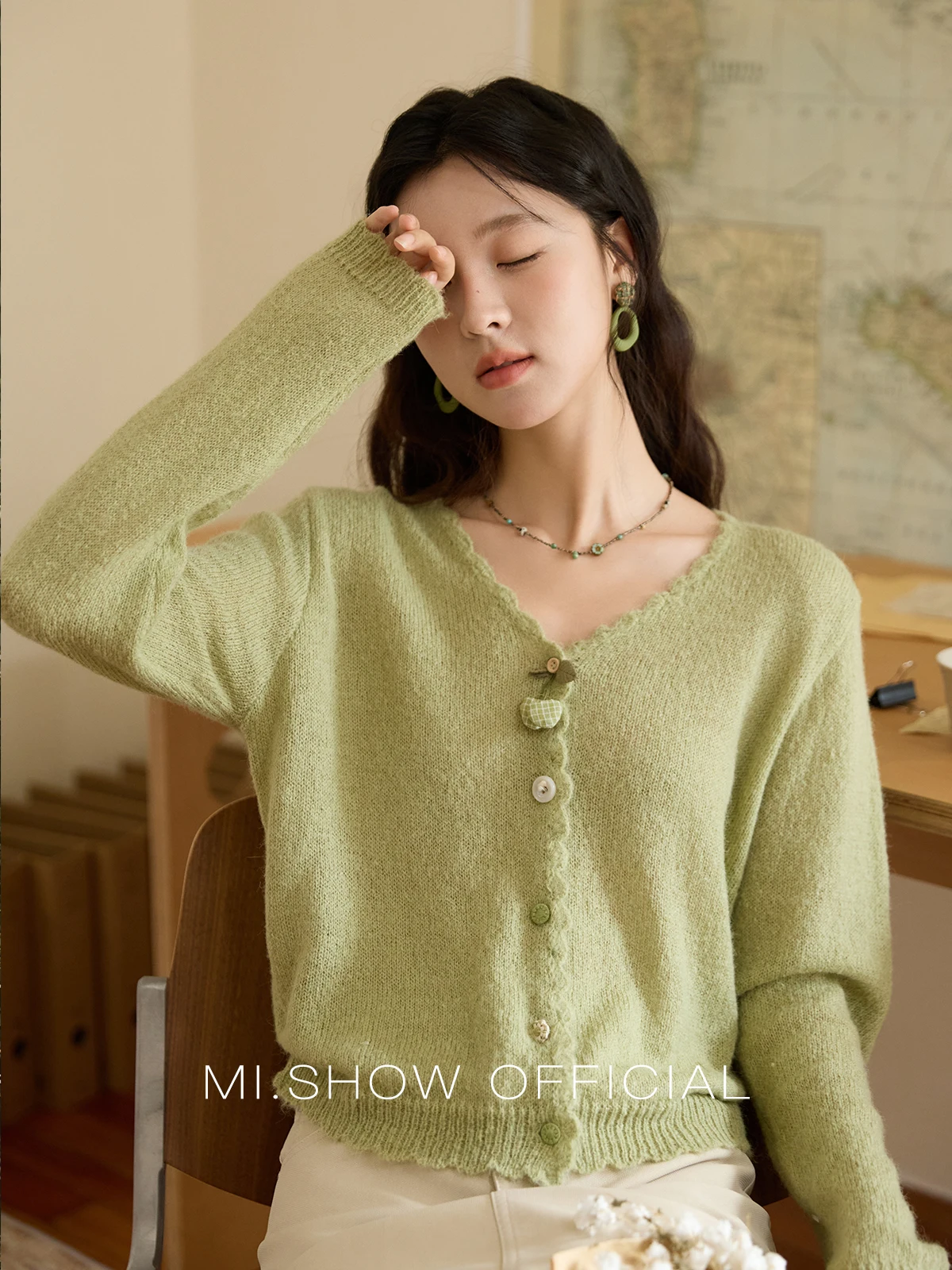 

MISHOW Woman Knitted Cardigan 2025 Autumn Sweet V-neck Knit Long-sleeve Top Office Commute Wool Cardigan Ladies MXE45Z2506