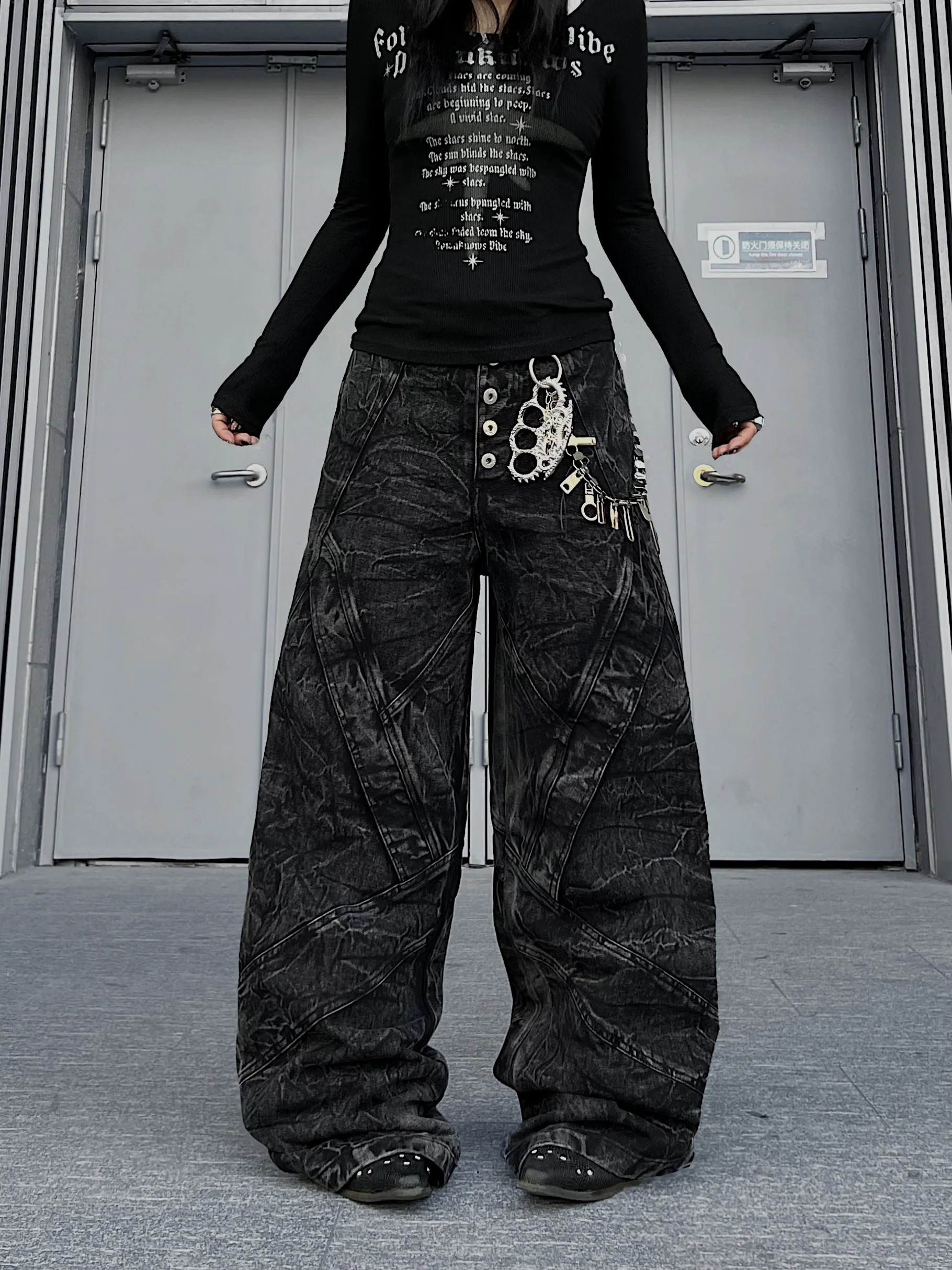 

Американские джинсы American Sle Heavyweight High Street: деконструированный дизайн, прямой крой, свободные широкие штанины, повседневные прямые брюки.