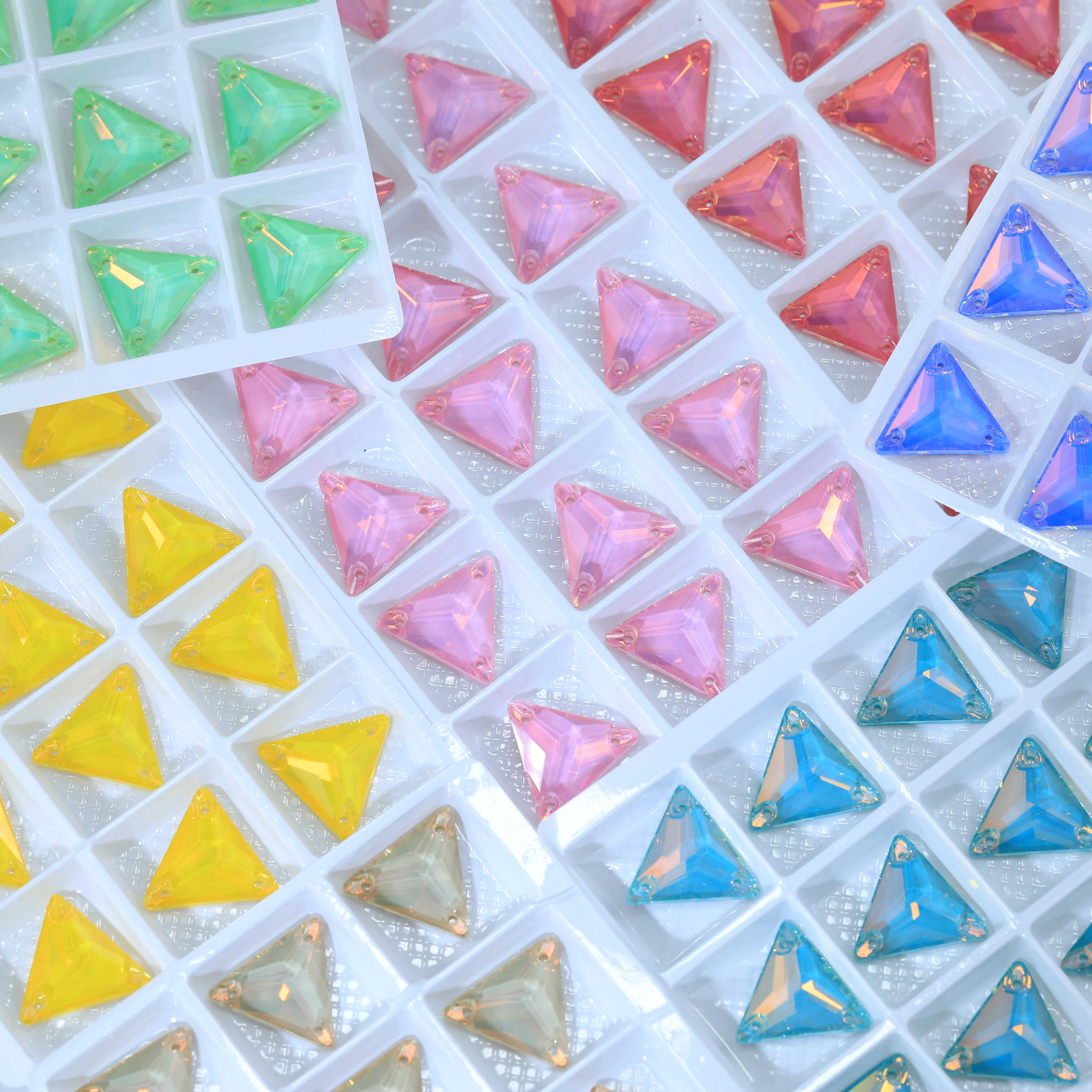 Premium-Glaskristall AM EN Dreieckige Flache Aufnähsteine Funkelnde Strasssteine für DIY-Bastelarbeiten, Kleidungsdekoration, Hochzeit – Detail 4