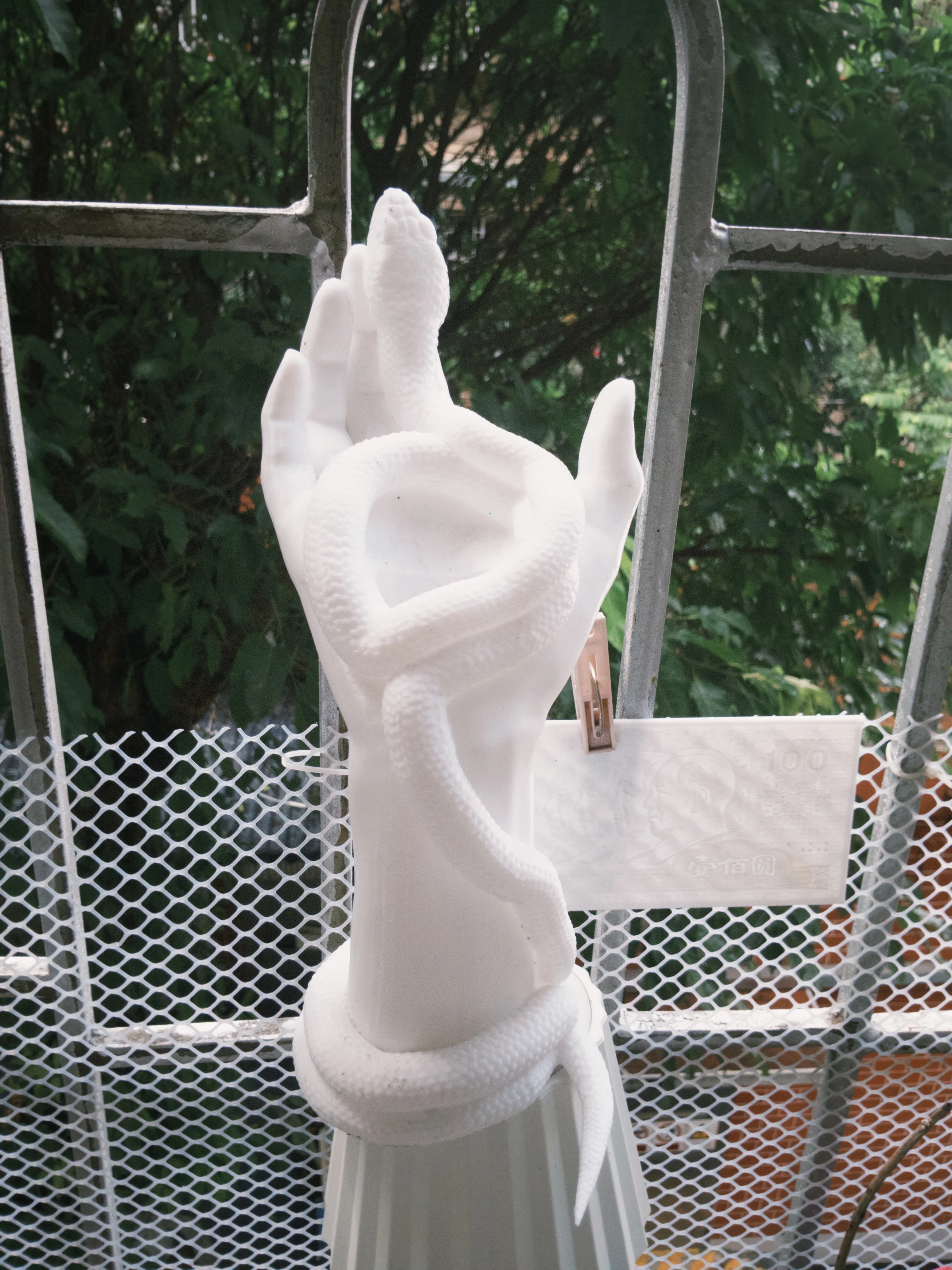 

3D Printed Snake-Hand Vase: DIY Customizable White Base for Artistic Home Decor & Floral Arrangements - Eco PETG