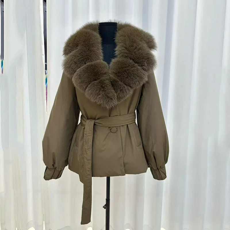 سترة شتوية جديدة لعام 2025 بياقة كبيرة من فرو الثعلب للنساء، معطف سميك عصري قصير برباط على الخصر