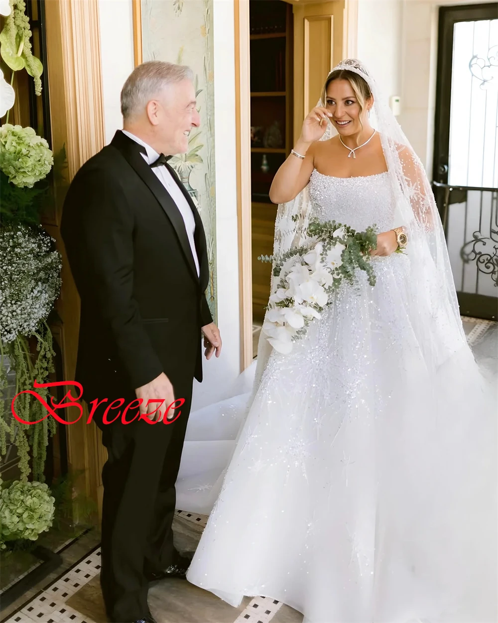 

Customized Elegant White Organza Wedding Dress High Quality Strapless Crystal Bridal Gowns Chapel Train Zipper Back Dress
