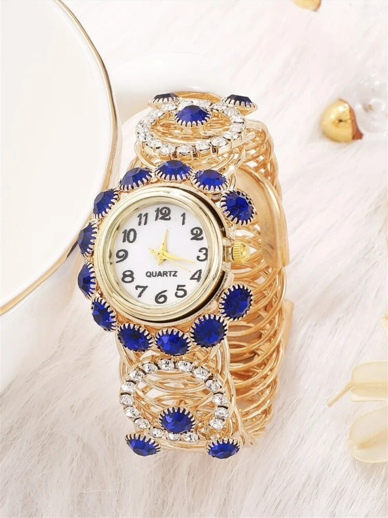 A Retro Luxury Fashion Versatile Women\'s Rhinestone Diamond Inlaid Alloy Bracelet Watch+Jewelry Three Piece Setece Set