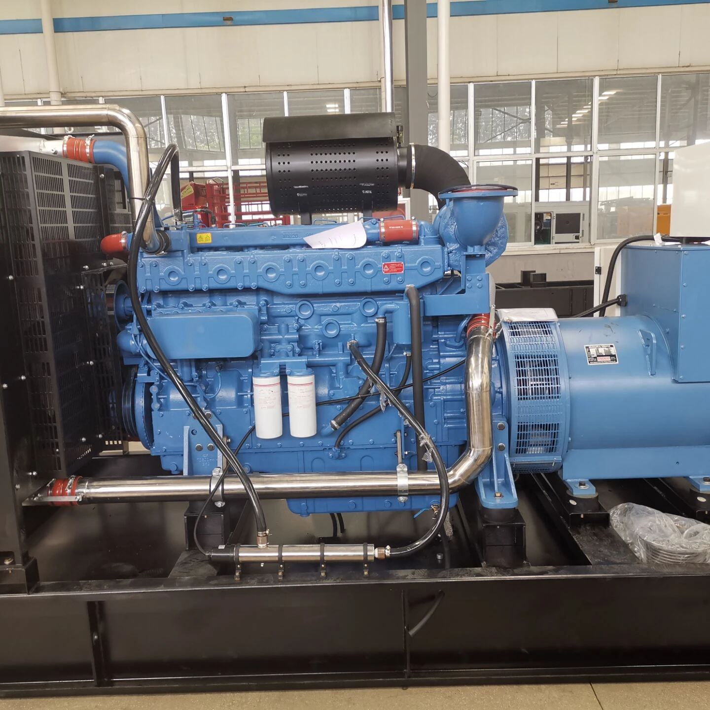 Yuchai 高品質 300KW ディーゼル発電機セット単相 60HZ サイレントで無料の電気エネルギー
