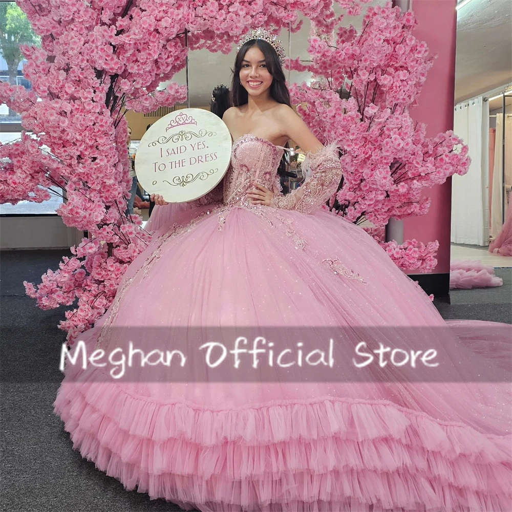 ピンクのプリンセスフェザーQuinceaneraドレス,メキシコのボールガウン,ビーズのアップリケ,誕生日のパーティードレス,袖付きのティアードフリルドレス