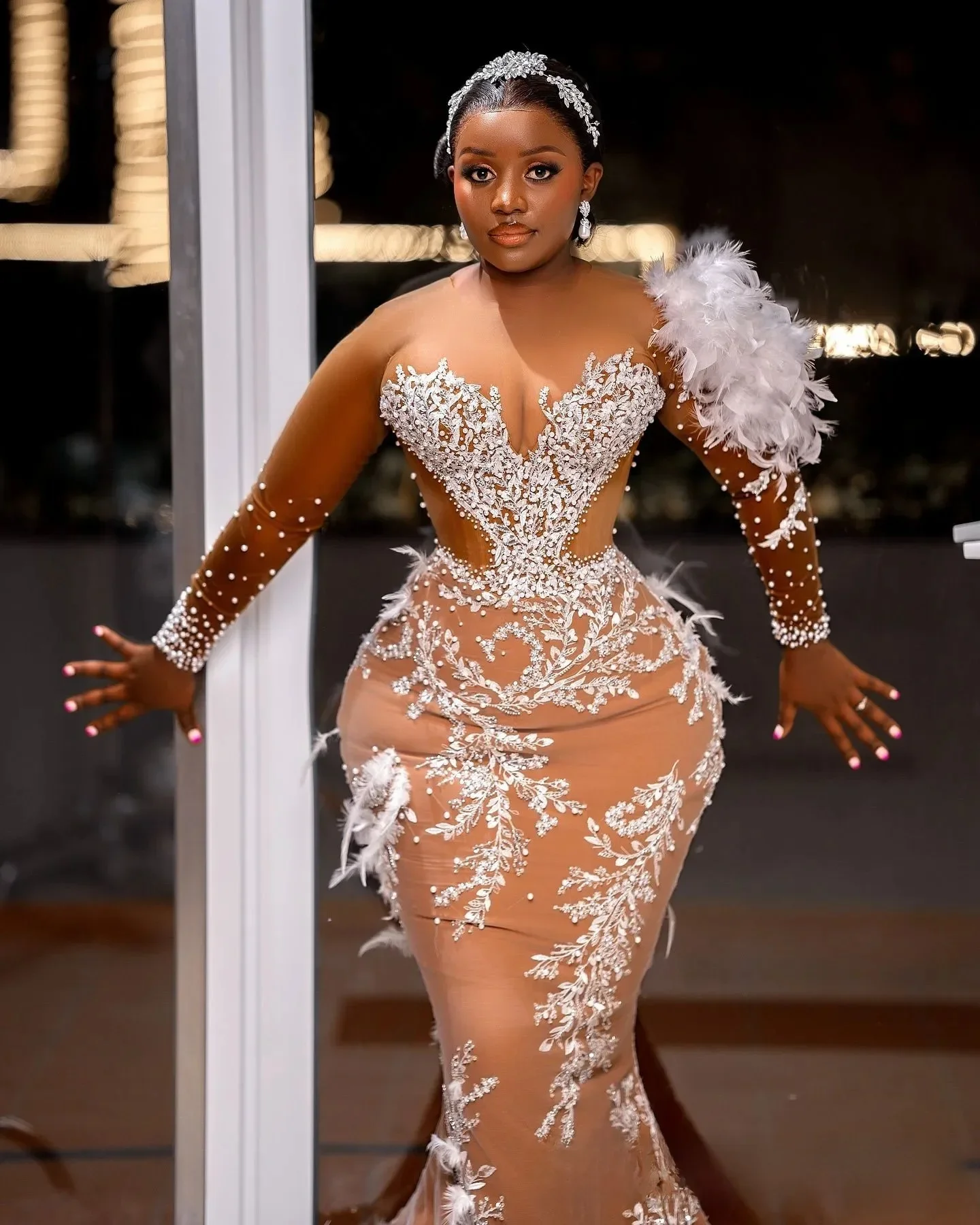 Suknie ślubne plus size na zamówienie, białe, z odpinanym trenem, wysokim dekoltem, długimi rękawami, zdobione koronką i koralikami.