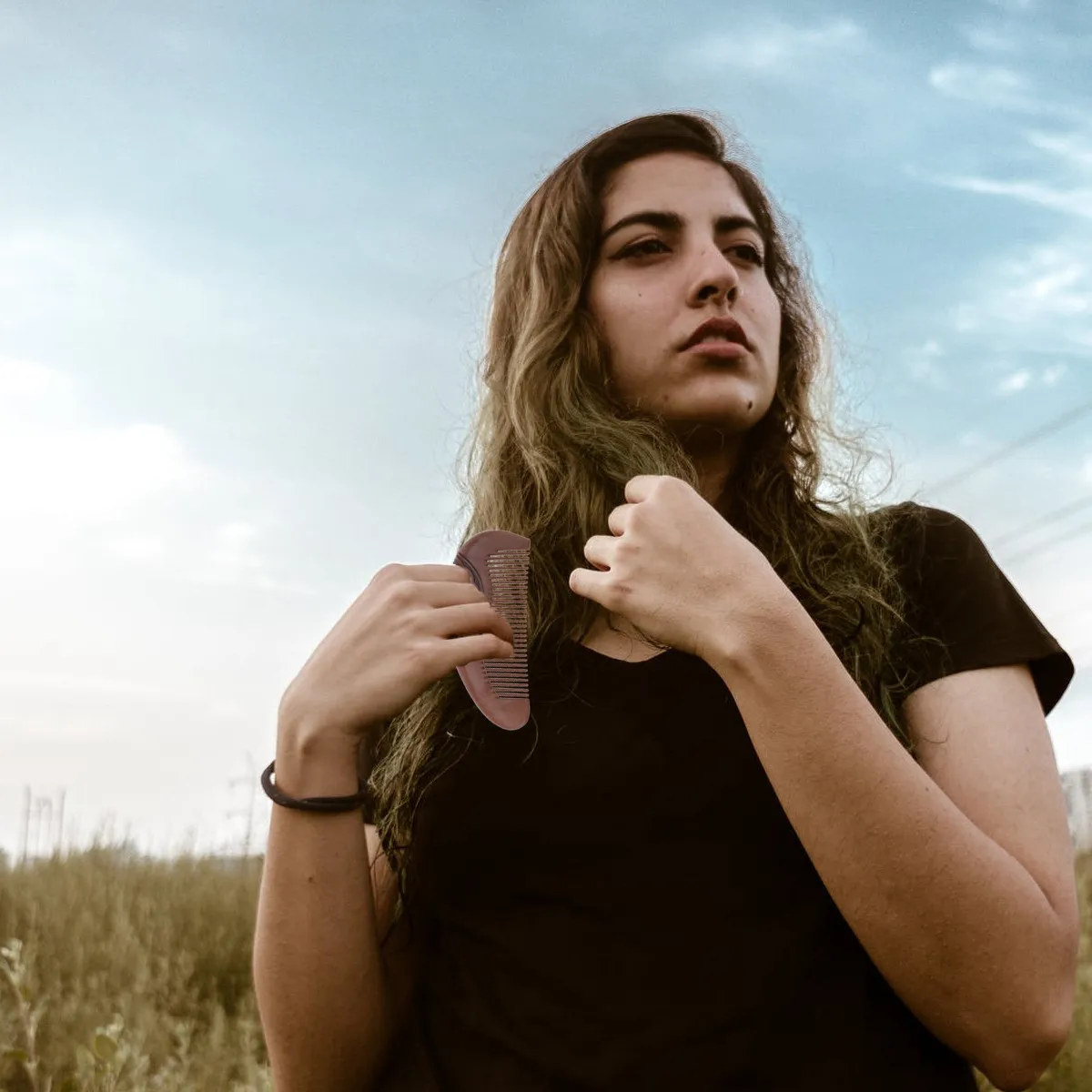 

1 шт. расческа из резного сандалового дерева, уникальный ретро-дизайн, деревянная расческа для массажа кожи головы, с гладкими зубьями, стимулирует кровообращение, снимает напряжение