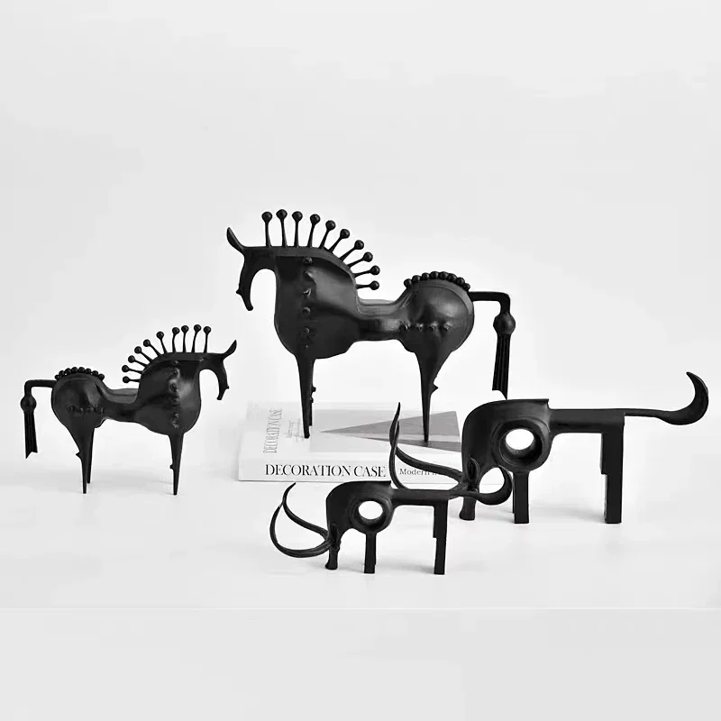 

Thorn Horse Black Metal Abstract Statue,Creative Ornament, Home, Living Room, Office, Desktop Decoration, Handicraft Accessories