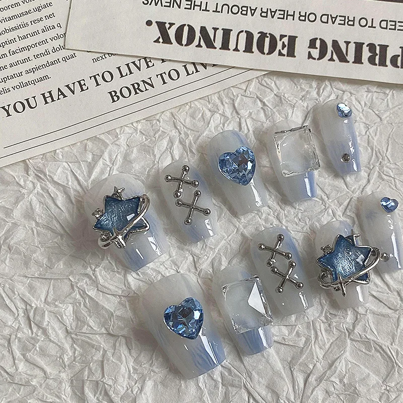 10 قطع من الصحافة الزرقاء الفاتحة الحالمية - على الأظافر مع النجمة والقلب والديكور السماوي - أظافر صناعية عصرية للنساء للاستخدام اليومي والجزء