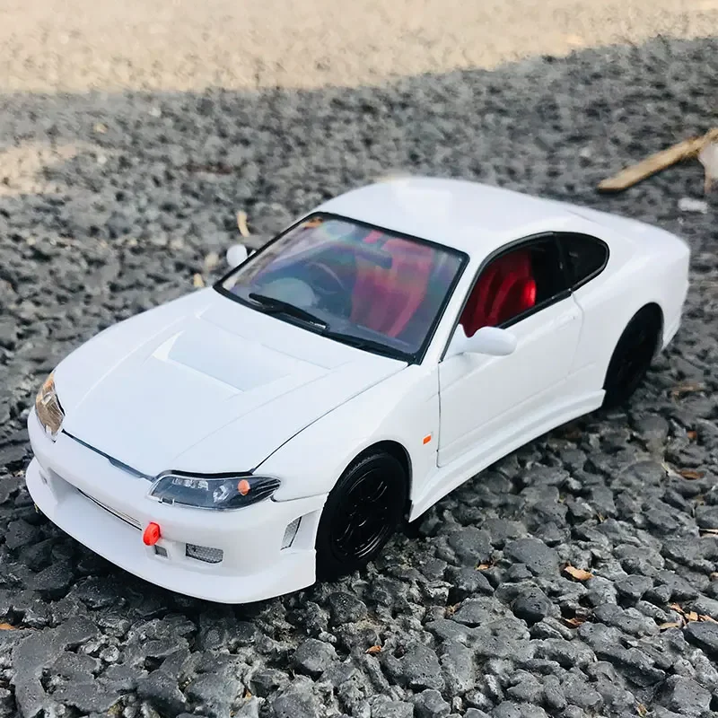 Welly 1/24 Nissan Silvia S15 Alloy Sports Car Model Diecasts Metal Toy Vehicles Car Model Simulation Collection Childrens Gifts