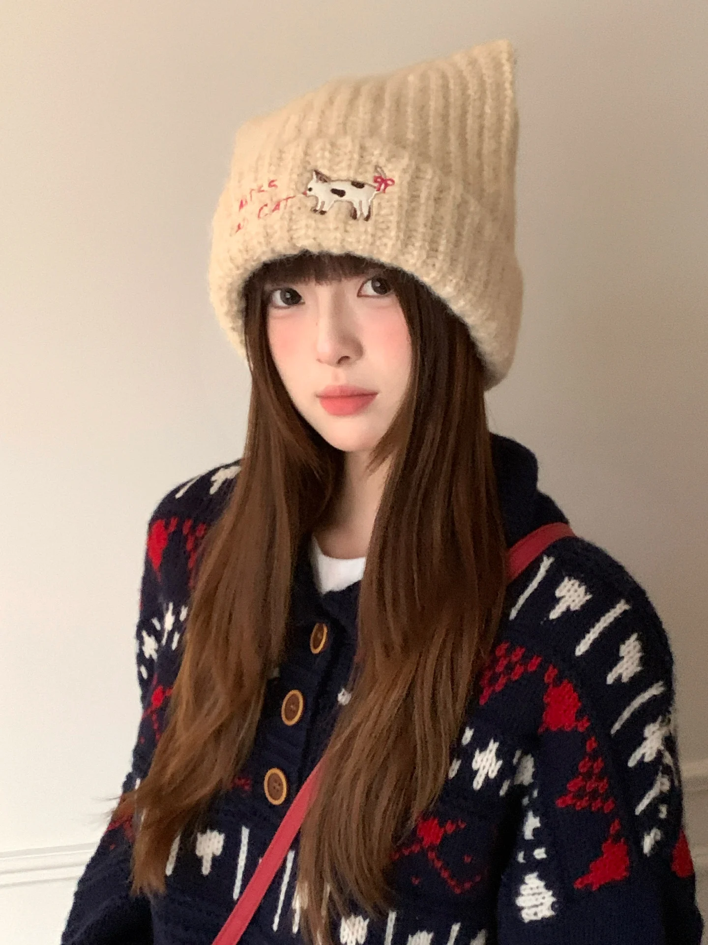 Cappello lavorato a maglia blu di lana ricamato con orecchie di gatto carine per le ragazze per tenere al caldo in inverno