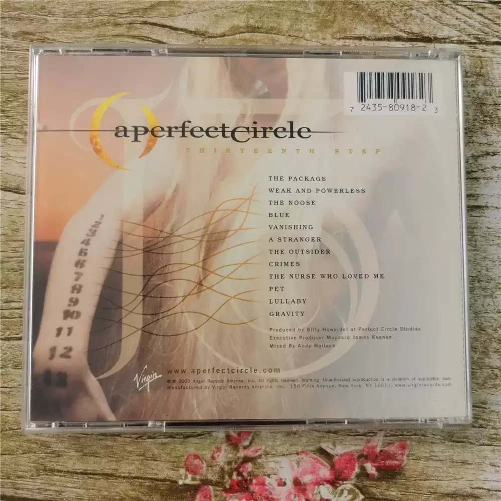 القرص المضغوط ذو دائرة مثالية للخطوة الثالثة وهي واحدة من الأعمال التمثيلية لأسلوب Emo Rock