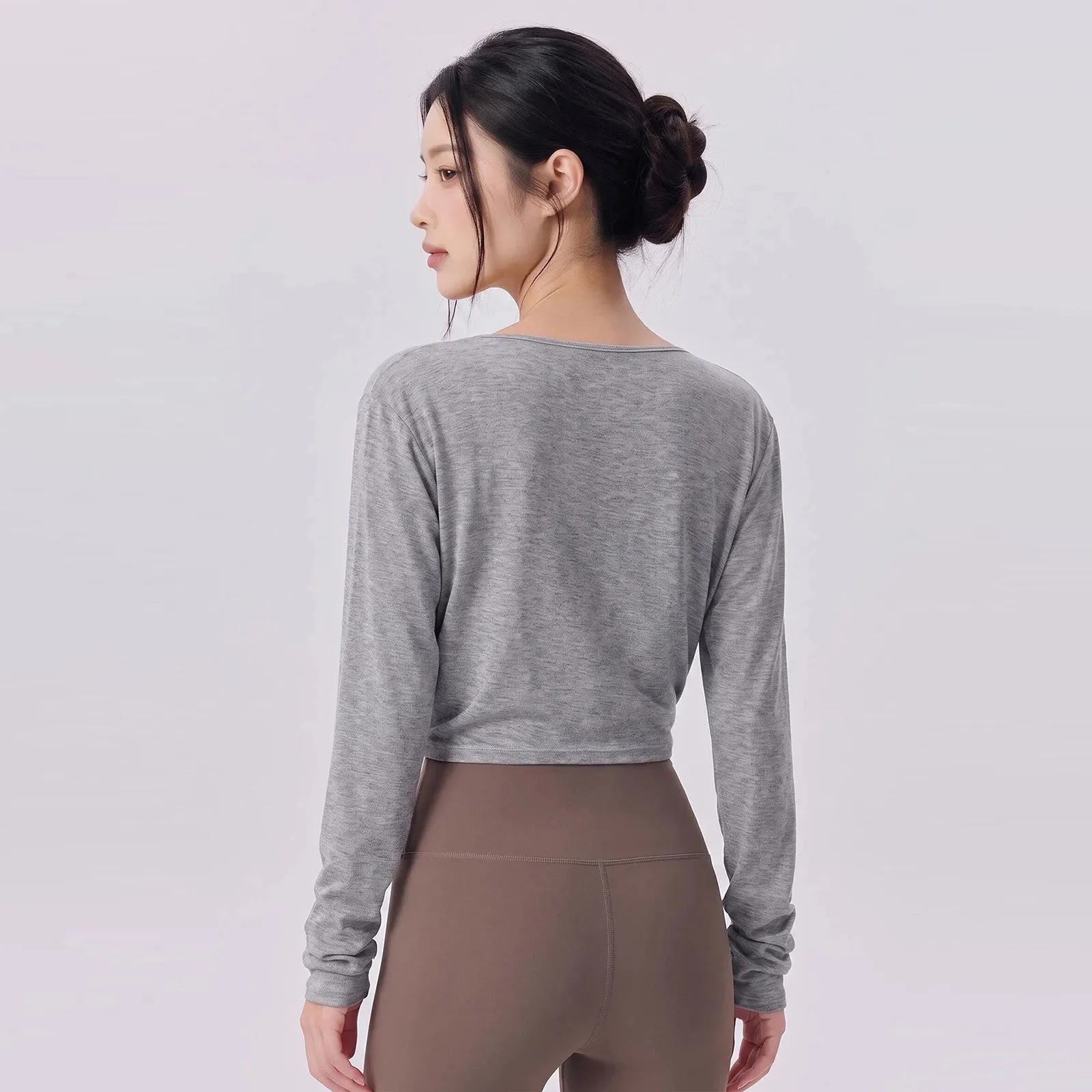 High-End Women's Long-Sleeved Yoga Blouse Loose Fit Sports Top for Pilates Training Gym Fitness Outwear