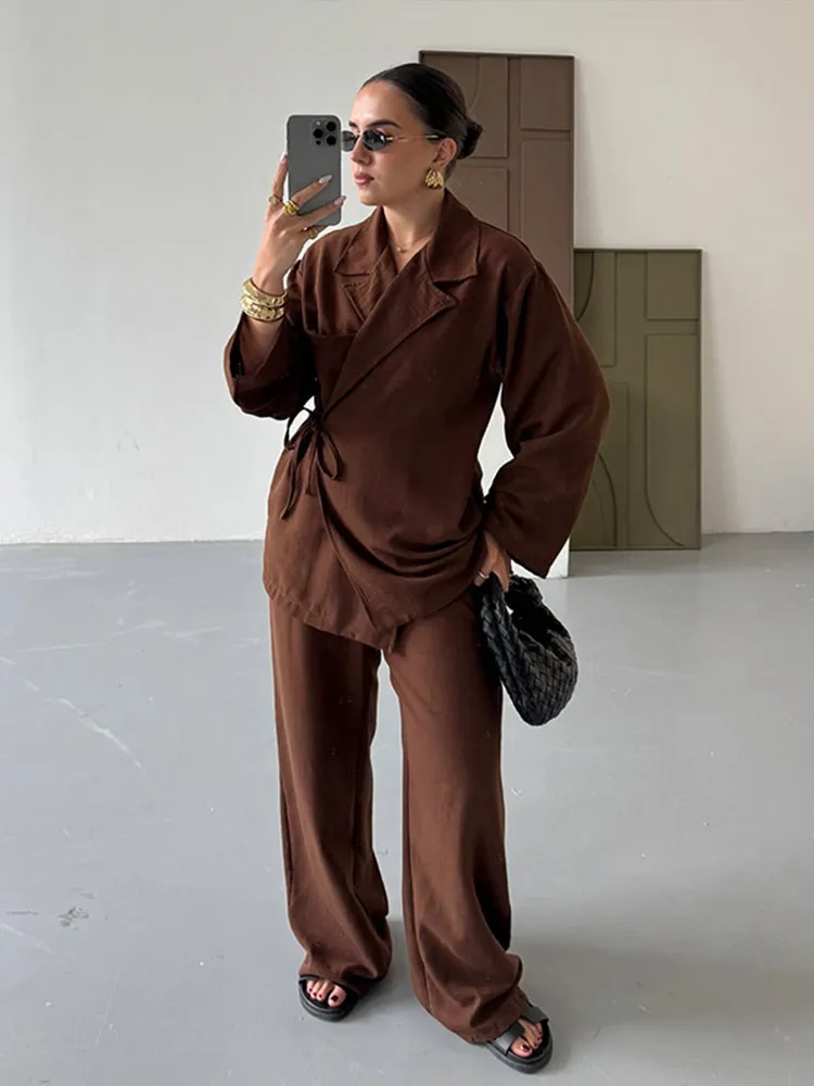 Neue Damen-Outfits: Schicke Anzüge mit Revers, seitlicher Schnürung, langen Ärmeln, Taschen und weiten Hosen – Detail 17