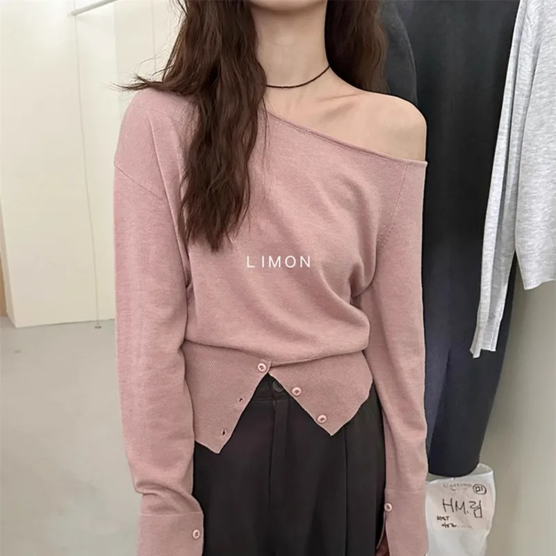 

Французская черная универсальная нижняя рубашка с наклонными плечами и длинными рукавами, нишевый дизайн, вязаный свитер, женский топ с внутренней стороны