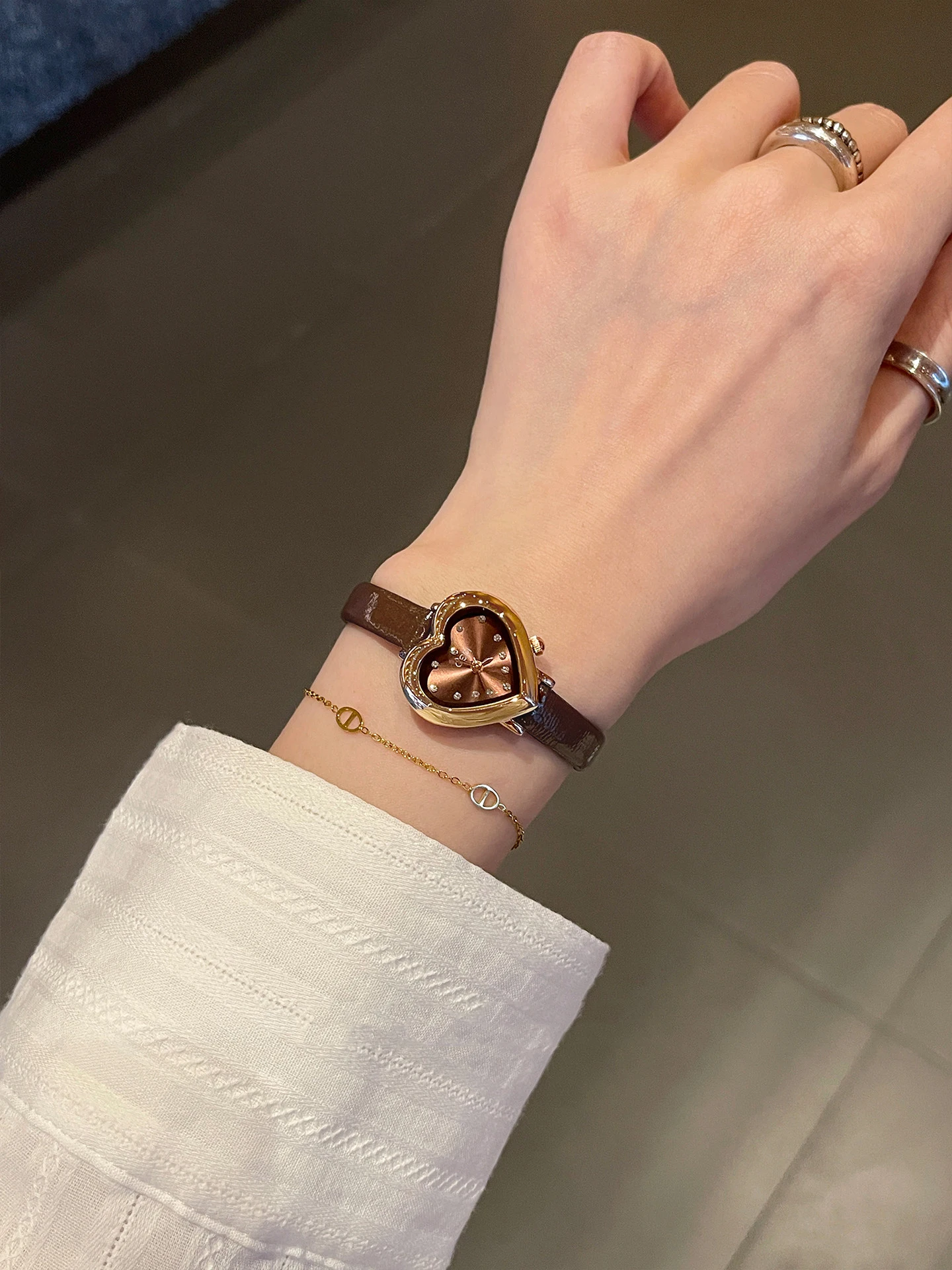 Jam Tangan Mewah Ringan untuk Wanita Jam Tangan Modis Wanita Dial Berbentuk Hati Tali Kulit Tahan Air Jam Tangan Kuarsa Hadiah