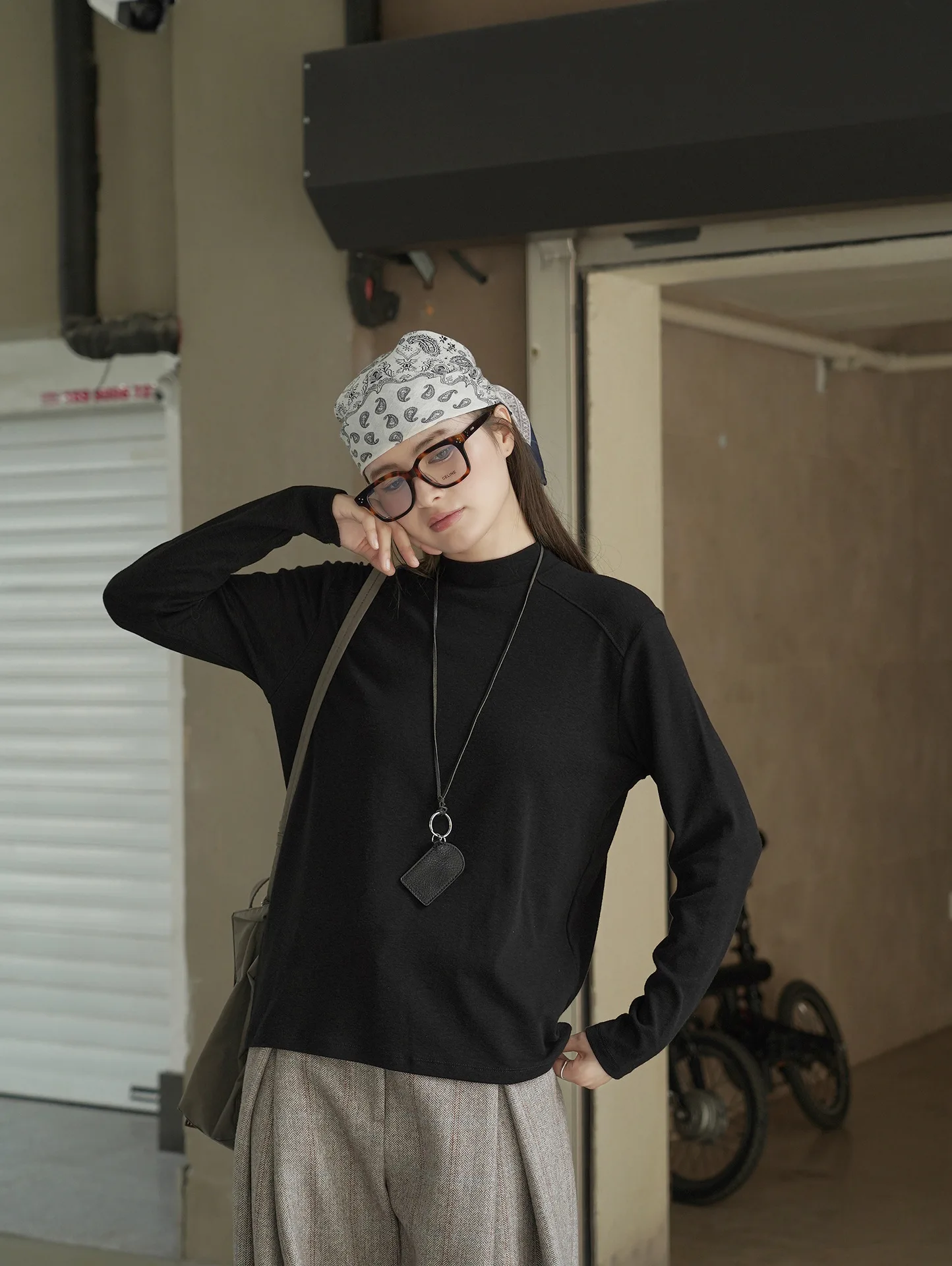 T-shirt casual e minimalista a collo semi alto con maniche lunghe, top comodo da donna snellente e delicato sulla pelle