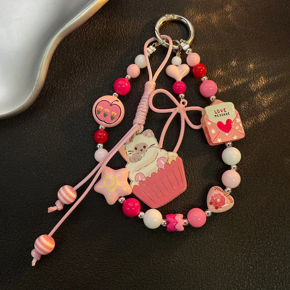 

Маленькие и милые кошечки, подходящие для подвесок и украшений на мобильные телефоны.