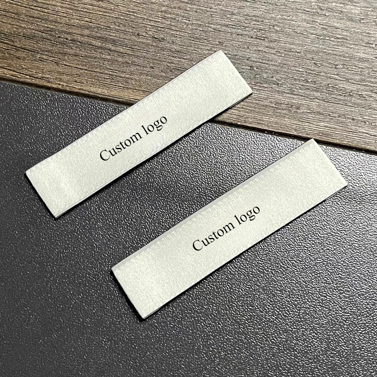 

Изготовленная на заказ тканая этикетка для одежды - моющиеся тканевые этикетки высокой плотности с белым/черным фоном - высококачественные фирменные этикетки для одежды