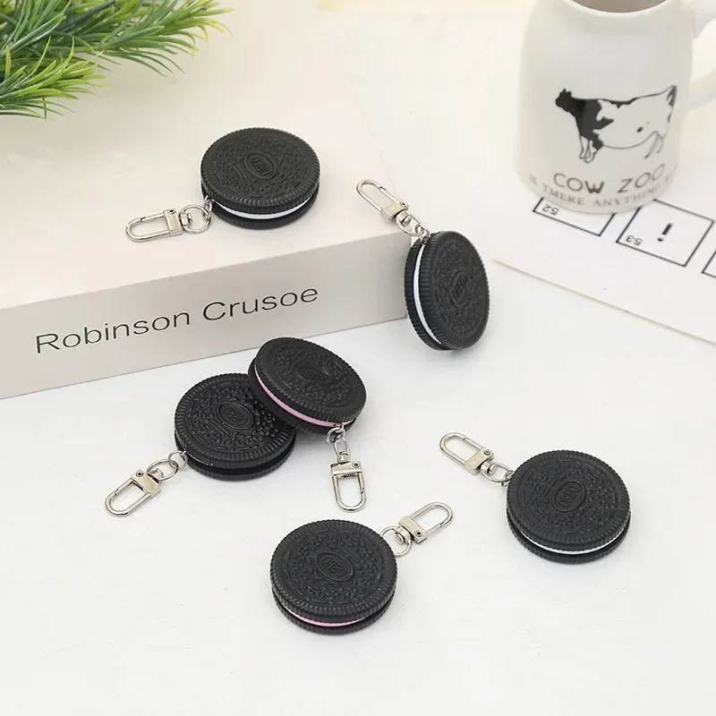 

Simulated Oreo biscuit key chain cute fashion creative food funny biscuit model car bag pendant trinkets gifts Women's jewelry