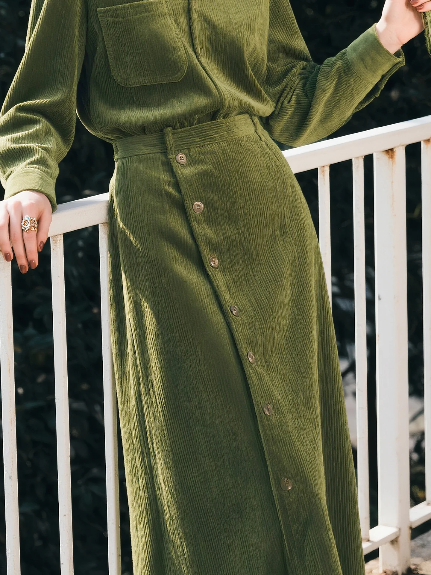 

Шикарная бархатная юбка: универсальная модель для осени и зимы, с высокой талией, А-силуэт, элегантная, модная, для зрелых женщин.