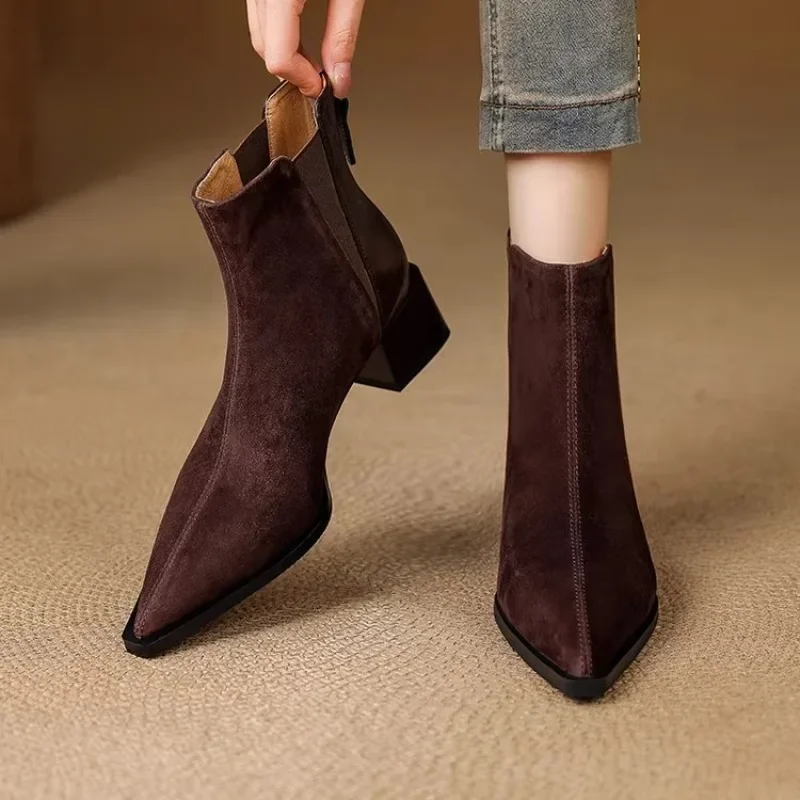 2025 Otoño Invierno Mujer Botines de tacón grueso elegante cremalleras traseras zapatos modernos de cuero gamuza empalme Botas cortas Para Mujer