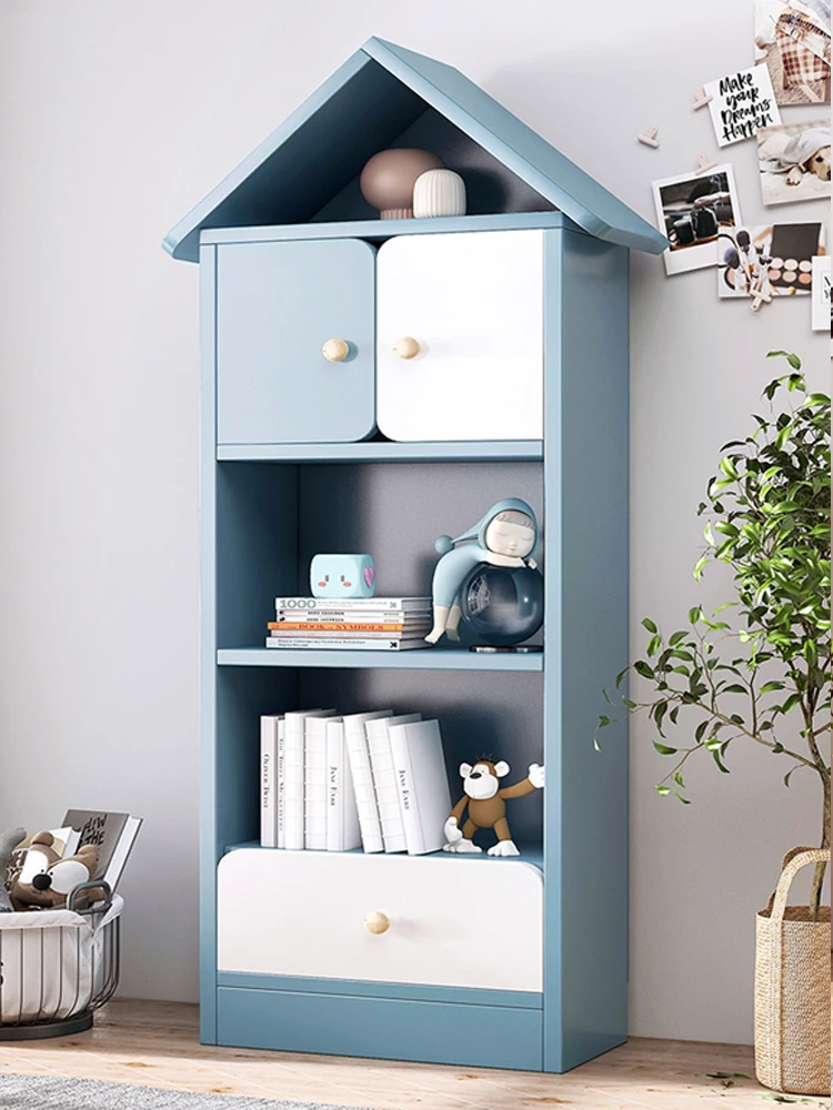 *Livros ilustrados infantis estão em prateleiras para casa