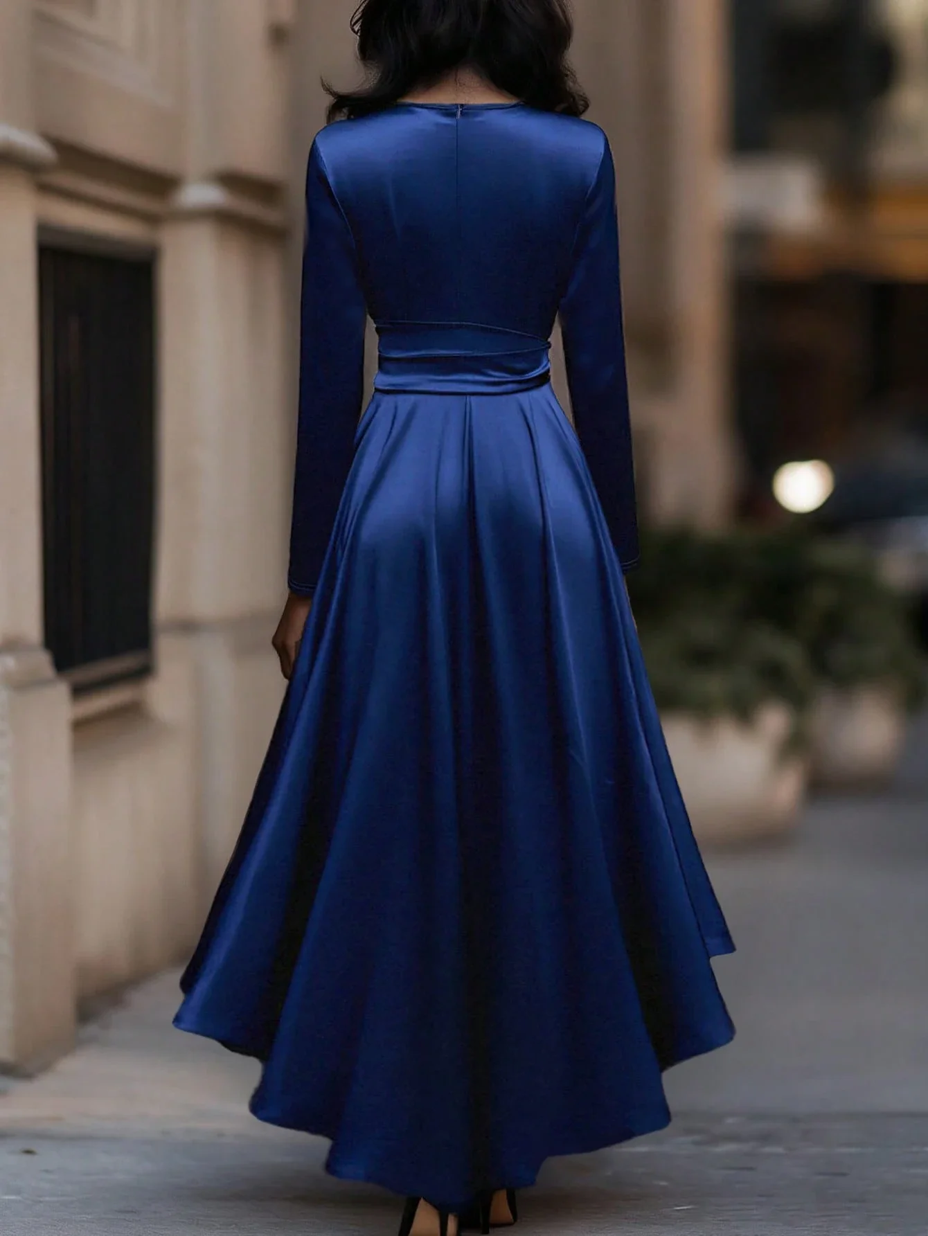 

Элегантное длинное платье с V-образным вырезом, завязками на талии и асимметричным подолом с рюшами