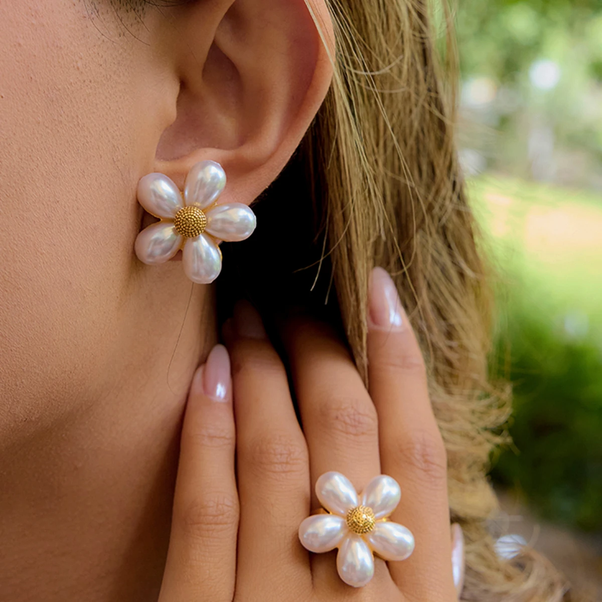 

AIKOER Fashion Trend 18K Gold Color Plated Stainless Steel Pearl Five Petal Flower Earrings Sunflower Earrings Women's Jewelry