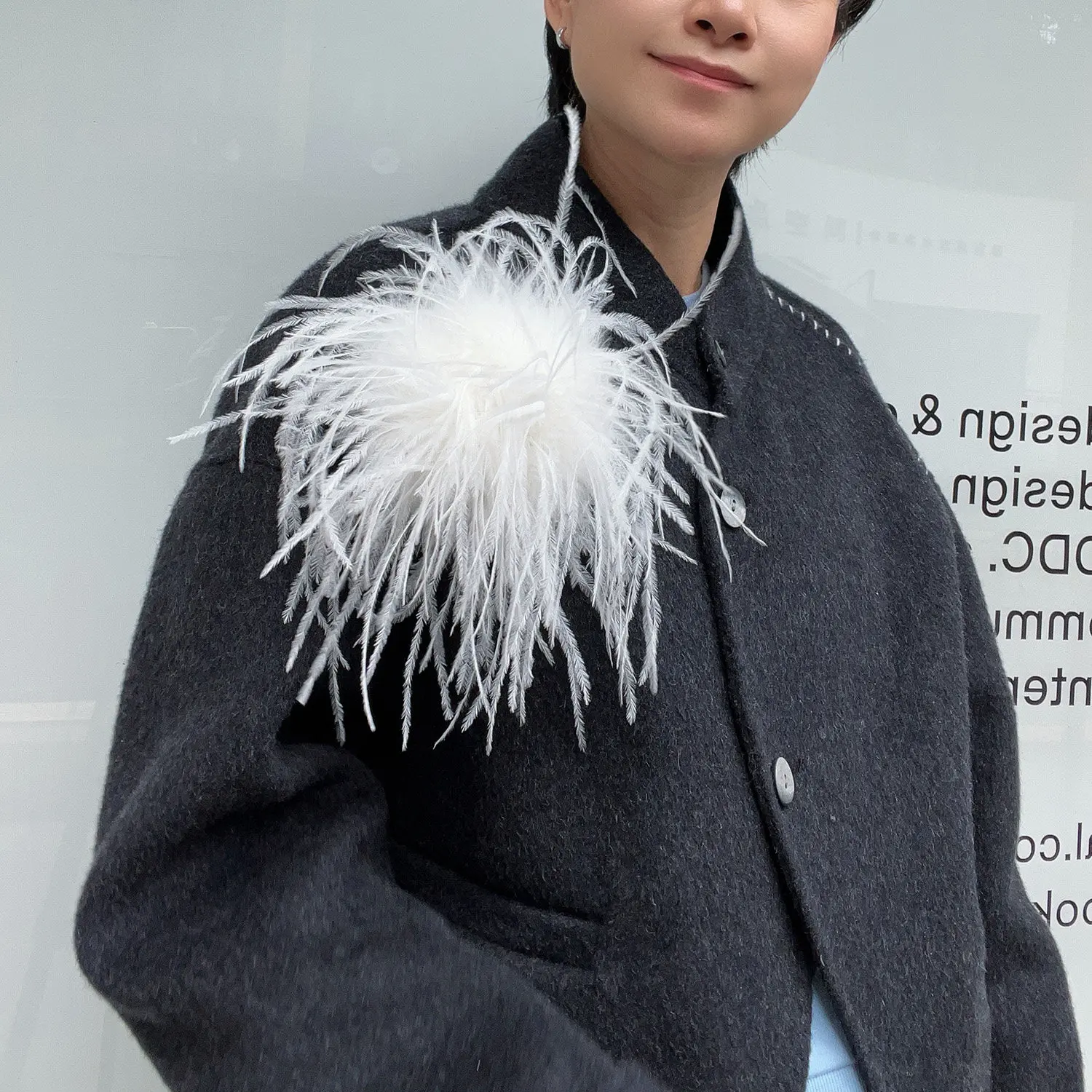 Elegant Real Ostrich Feathers Lapel Pins for Women Design Coat Accessories Luxury Fashion Brooch