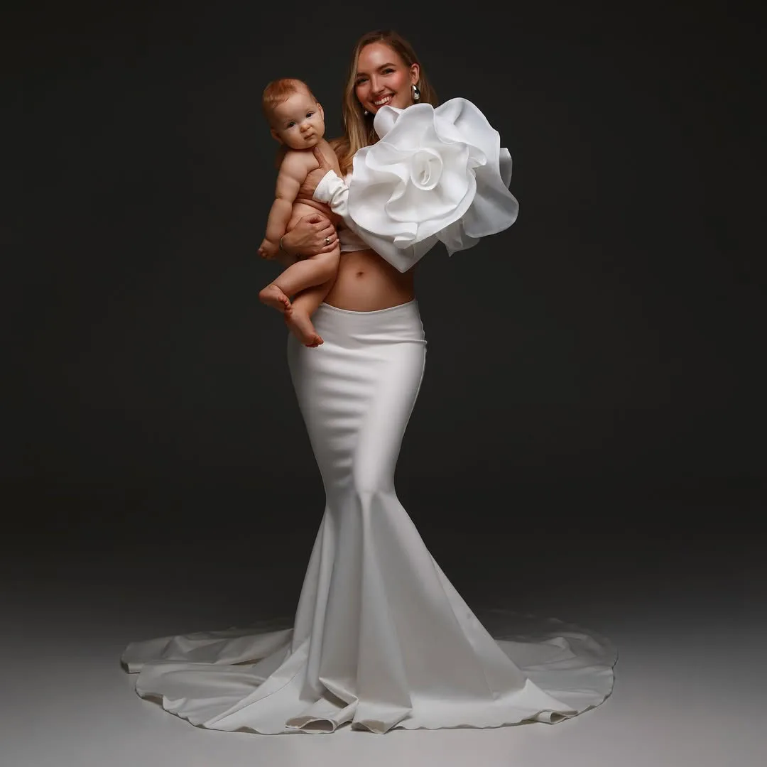 Robe de maternité en satin blanc avec grand motif floral pour femmes enceintes, confortables et élégantes, pour occasions spéciales de grossesse