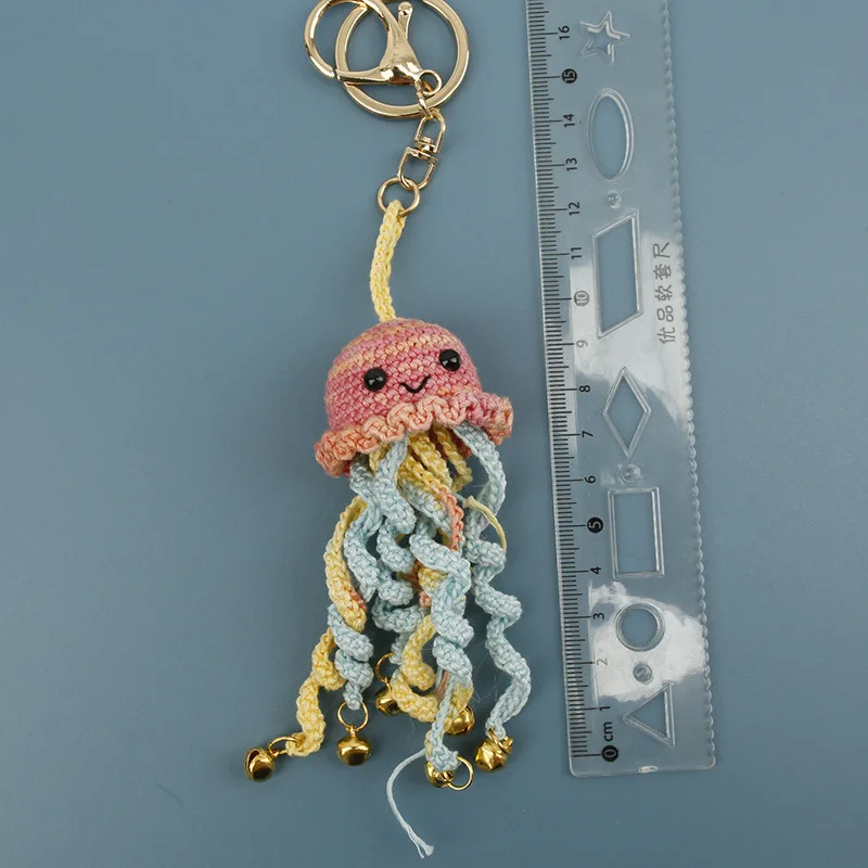 Kreativer Gehäkelter Quallen-Schlüsselanhänger Handgefertigter Gewebter Quallen-Anhänger Gestrickter Meeresfisch-Rucksackanhänger Liebevolles Geschenk – Detail 1