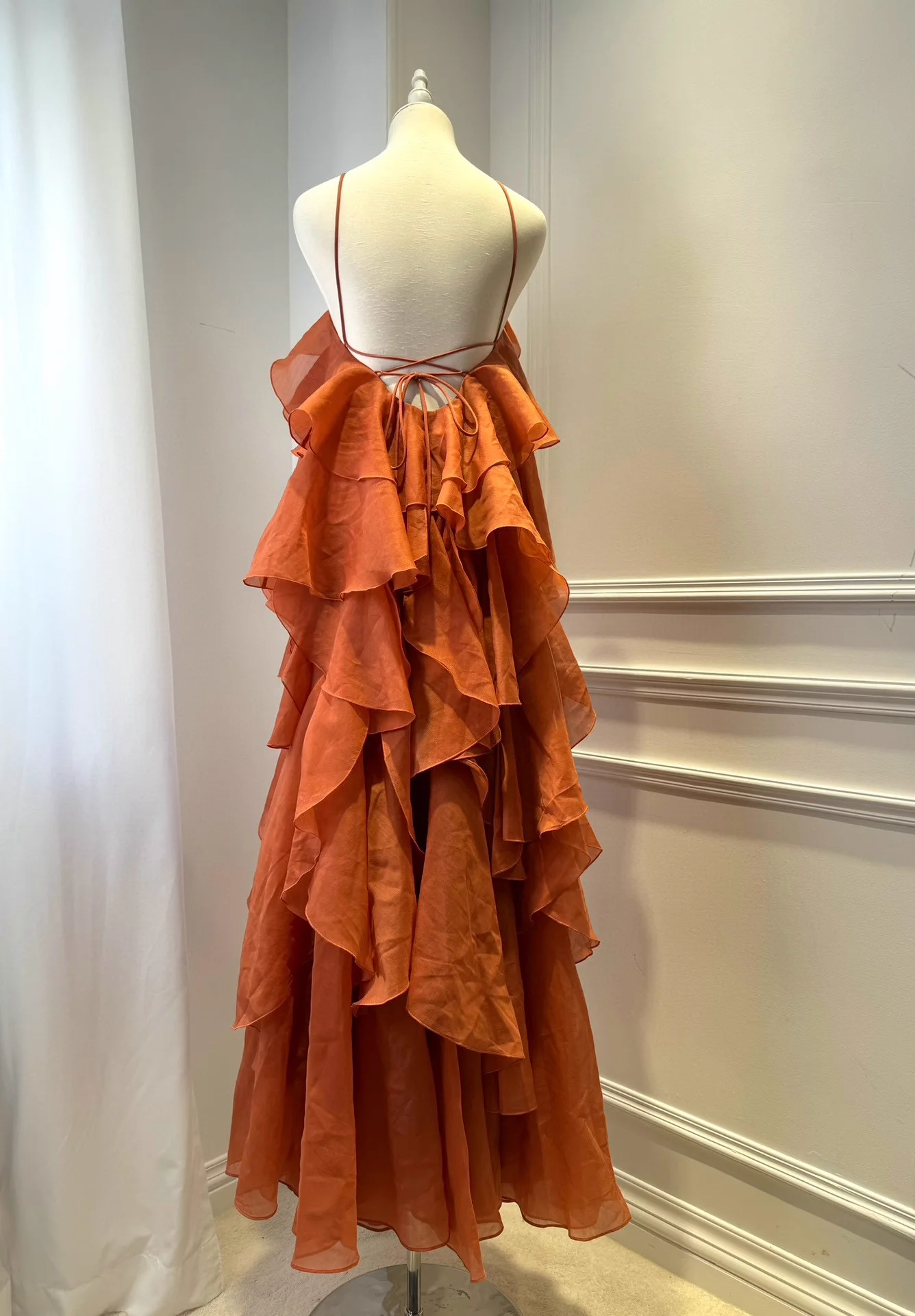 Vestido maxi branco feminino com decoração de flores 3D, babados em camadas, gola halter, sem mangas, elegante, robe feminino