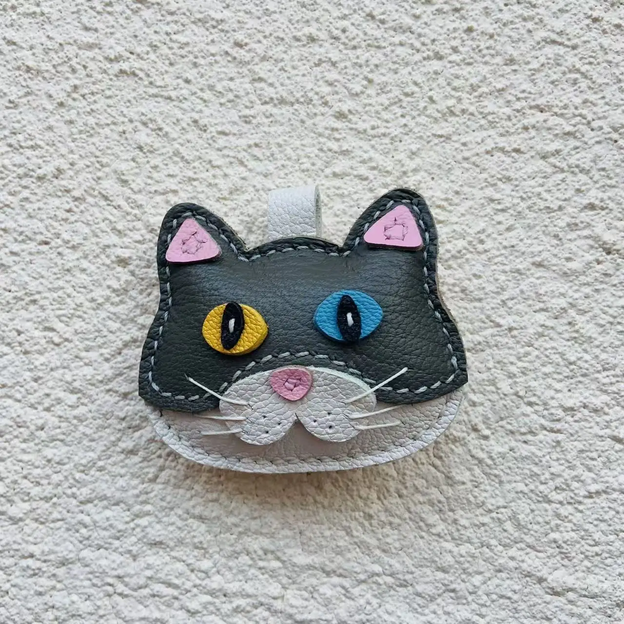 

Handmade Genuine Leather Cute Cat Head Keychain with Heterochromatic Eyes - Unique Animal Design Charm Gift for Cat Lovers