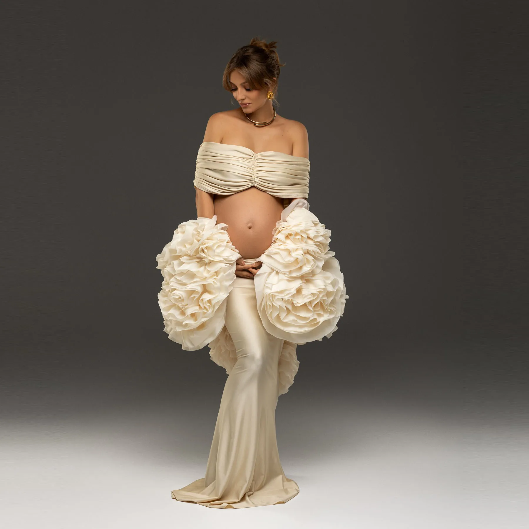 Oszałamiająca sukienka ciążowa z odkrytymi ramionami i rękawami z gigantycznymi kwiatami, idealna na wesela i sesje zdjęciowe, modna sukienka dla kobiet w ciąży.