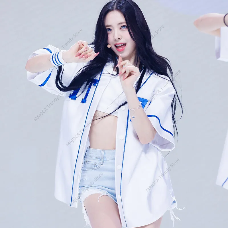 

Костюм для выступлений ITZY: белая бейсбольная футболка, одежда для танцев K-pop, хип-хоп уличный стиль, женский комплект для выступлений, новинка 2026 года