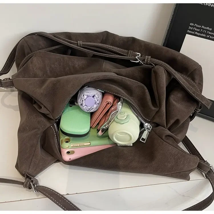 CEEKAY Damen Hobo-Tasche, dunkelbraun, Wildleder-Textur, große Schulterhandtasche, seitliches Schnallendetail, Reißverschluss, für den täglichen Pendelverkehr, lässig – Detail 22