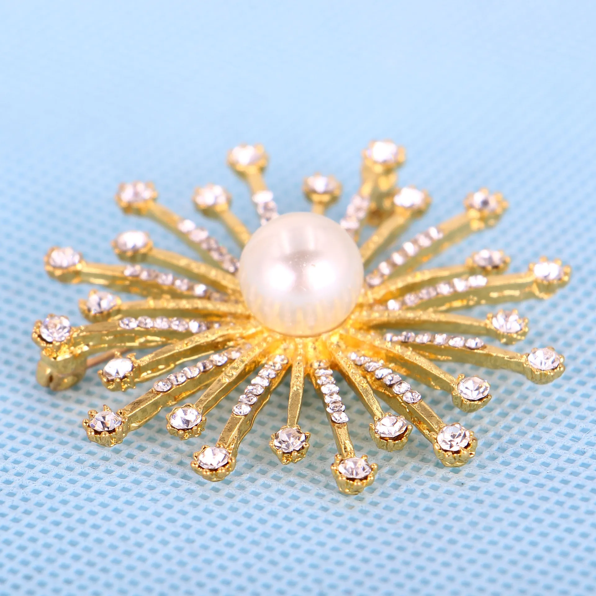 1pcs New Snowflake Brooch Natural Pearl Embellished High-grade Gypsophila Brooch Holding Flower Accessories