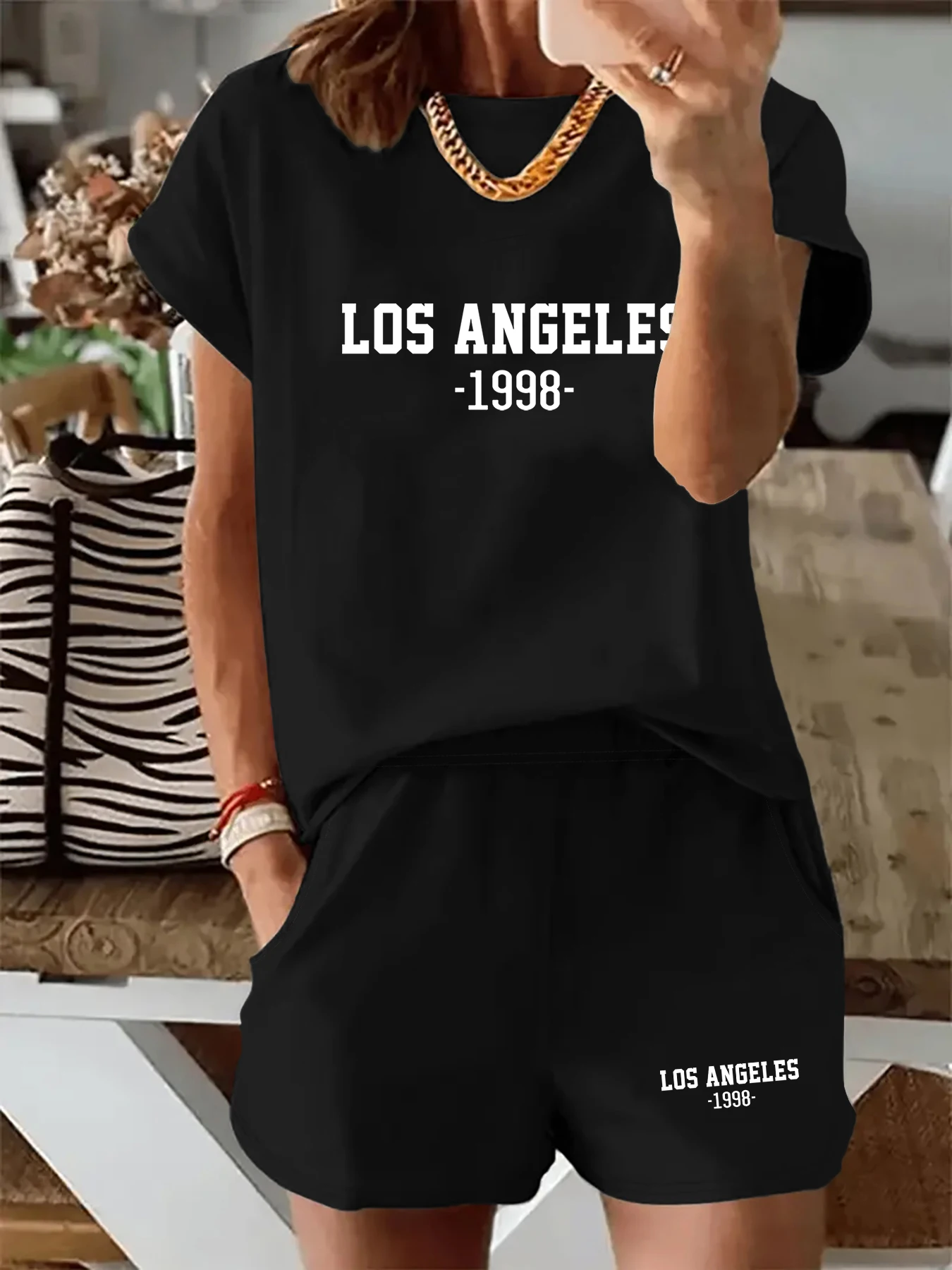 Sportieve, trendy en unieke stijl, loszittende tweedelige set met korte mouwen en shorts, met bedrukte versieringen, perfect voor dagelijks zomers, woon-werkverkeer, straatwandelingen en campusuitjes, unieke dameskleding