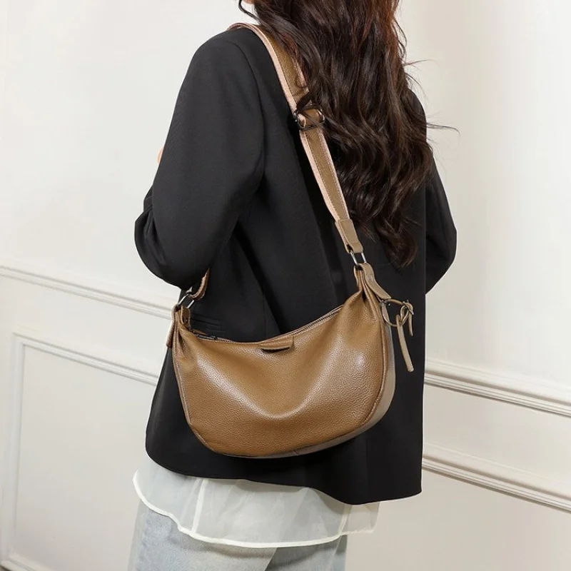 

Women's Fashionable Saddle Bag In Curved Leather Design With Adjustable Strap For A Trendy And Modern Look