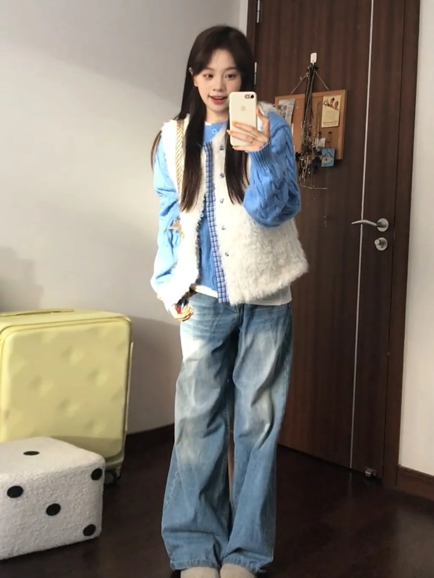 เสื้อกั๊กขนแกะสีขาวสวยงามสไตล์เกาหลีสำหรับผู้หญิง ฤดูหนาว 2026 ใหม่ ดีไซน์ไม่ซ้ำใคร น่ารัก ชุดเสื้อสเวตเตอร์แบบซ้อนทับ ผ้าโพลีเอสเตอร์