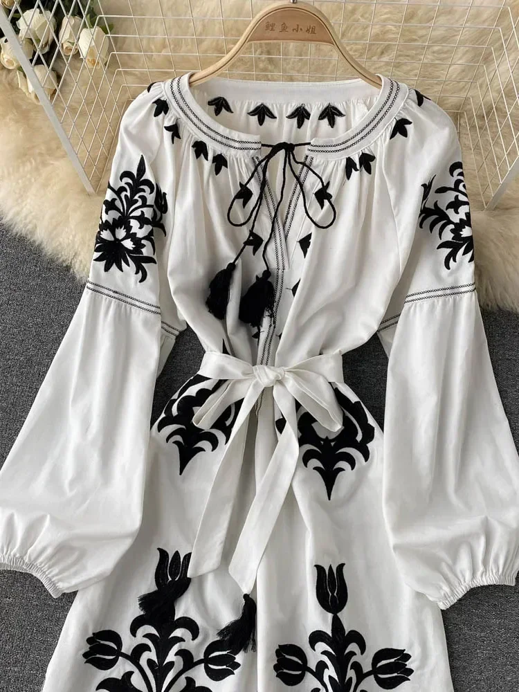 New Spring Autumn Women\'s Embroidered Dress V-neck Tie Split Retro Indie Folk Style Holiday Beach Long Dress Women GD679