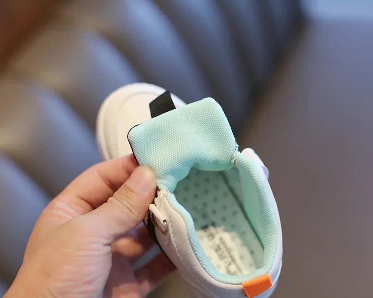 Kindersneaker, modisches Design, weiße, rutschfeste Freizeitschuhe für Jungen und Mädchen, atmungsaktive Sneaker mit Schnürsenkeln, Outdoor-Schuhe für Kleinkinder. – Detail 8
