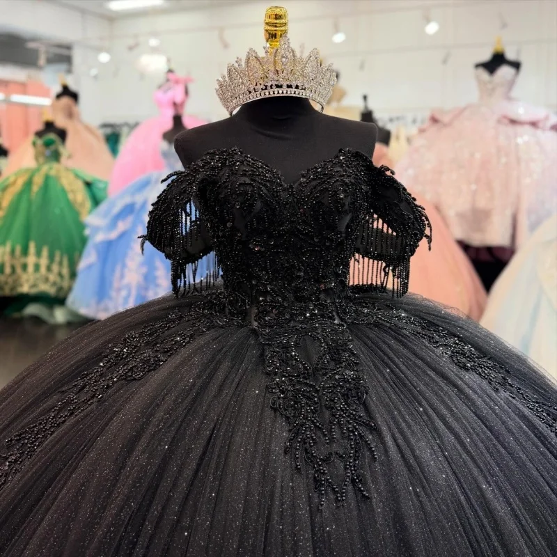 

Блестящие черные платья Quinceanera с открытыми плечами и цветочной наклейкой, кружево, многослойные рюши, длинный хвост, Vestido De 15, Quinceanera, индивидуальный заказ