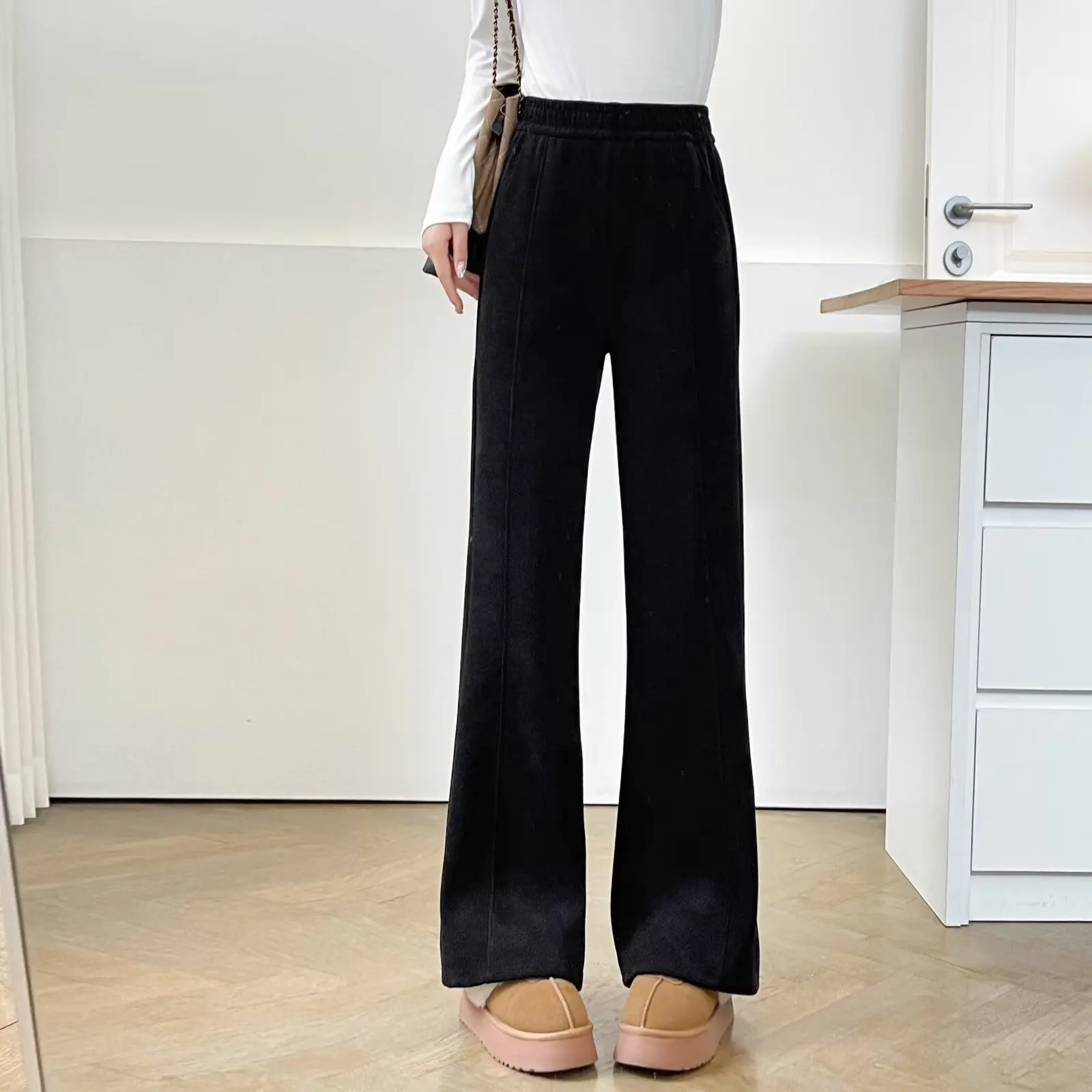 กางเกงแฟชั่นพลัสไซส์ทรงขาบานเล็กน้อยสำหรับผู้หญิง รุ่นใหม่สำหรับฤดูหนาว เรียบง่าย สบายๆ สีดำ ผ้าฟลีซ อุ่น รุ่น 5160