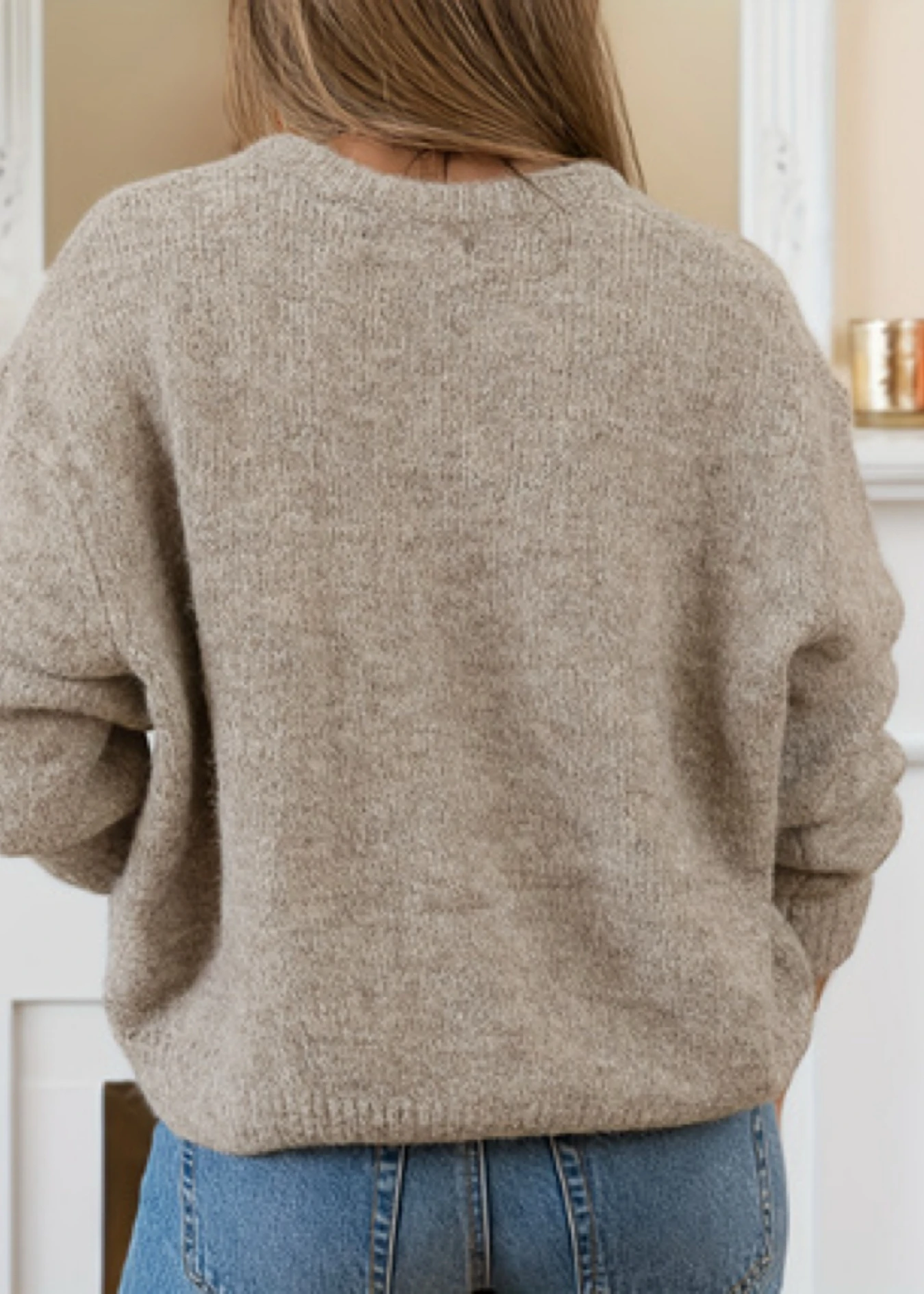 سترة صوفية محبوكة بأزرار أوروبية وأمريكية أنيقة لخريف وشتاء 2025 بلون سادة ورقبة دائرية للنساء